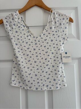 Arizona Jean Co Women's White Floral V-Neck Ribbed Top
